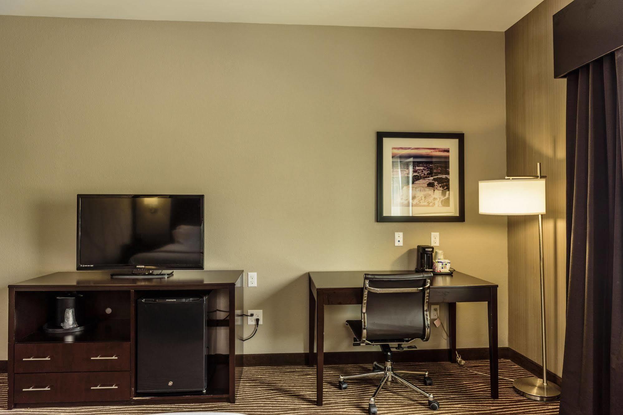 Holiday Inn Express & Suites Cheektowaga North East By Ihg Exterior photo